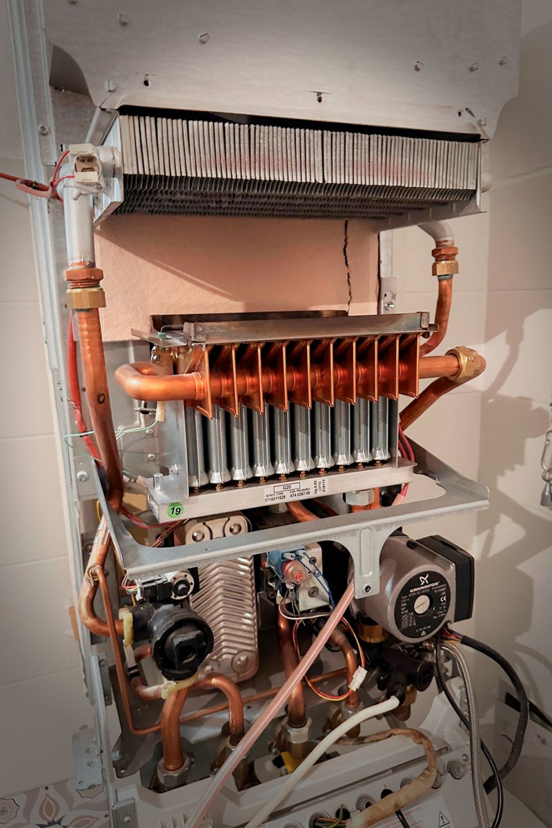 Wartung einer Gastherme Geöffnete Gastherme während einer fachgerechten Wartung und Sicherheitsüberprüfung.
