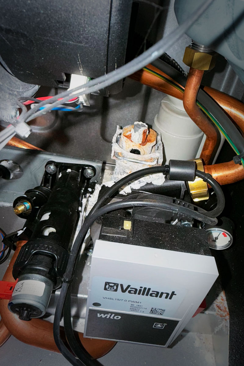 Wartung einer Vaillant Gastherme Techniker überprüft die Komponenten einer Vaillant Gastherme im Rahmen eines regelmäßigen Gasgeräte-Services.